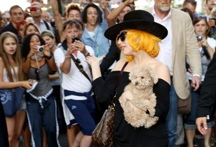 ليدي غاغا تعلّم كلبها هواية جديدة ... الرسم